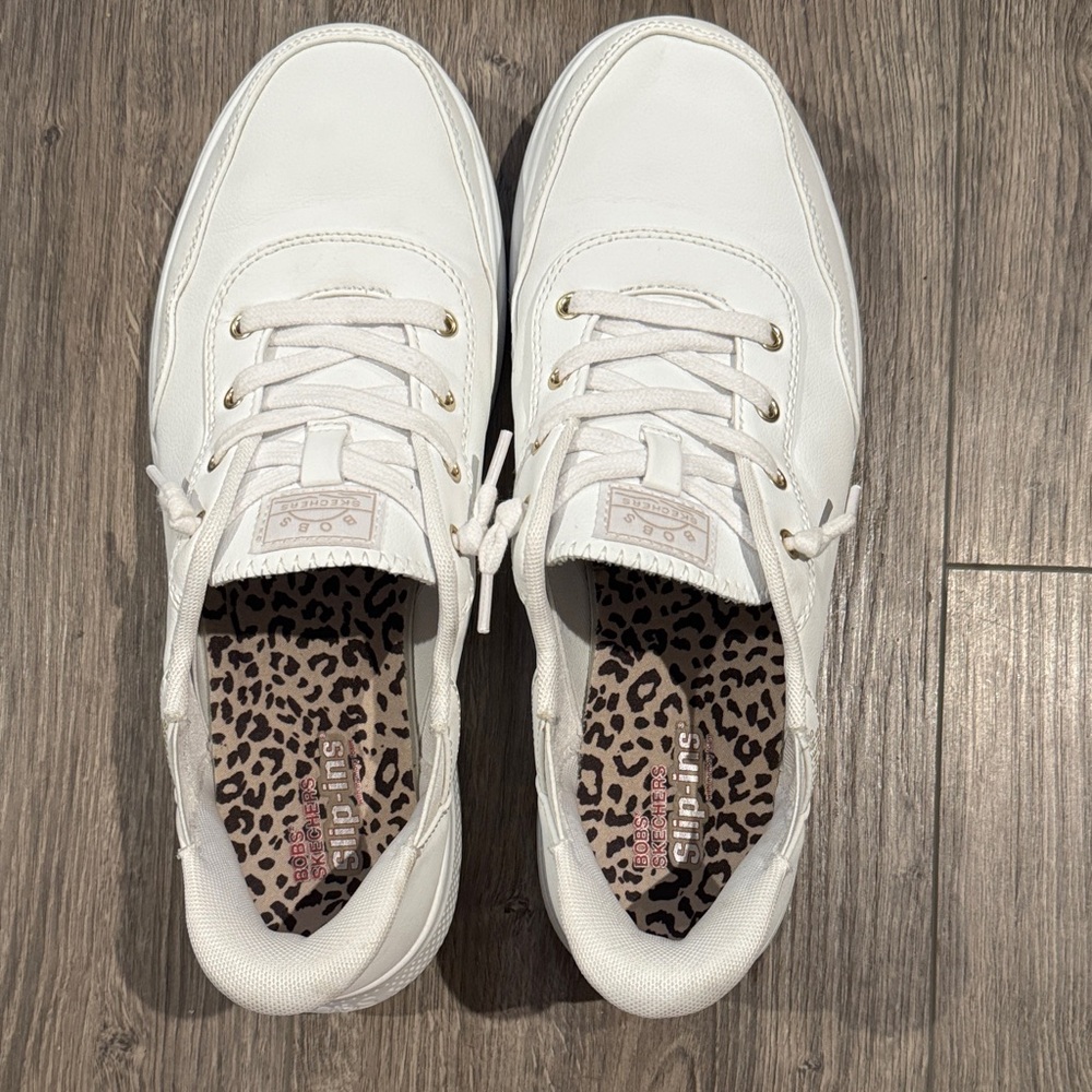 Women’s White Bob’s Sketchers Hands Free Slip-Ins: Skip Cute - B Cute Classic